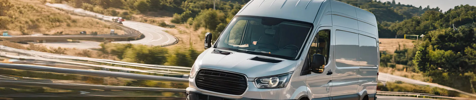Witte vrachtkoeriersbestelwagen onderweg naar een klant