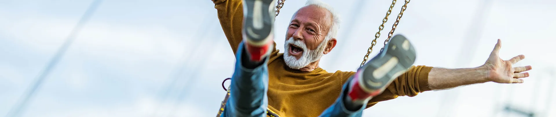 Zorgeloze volwassen man met plezier in een draaimolen