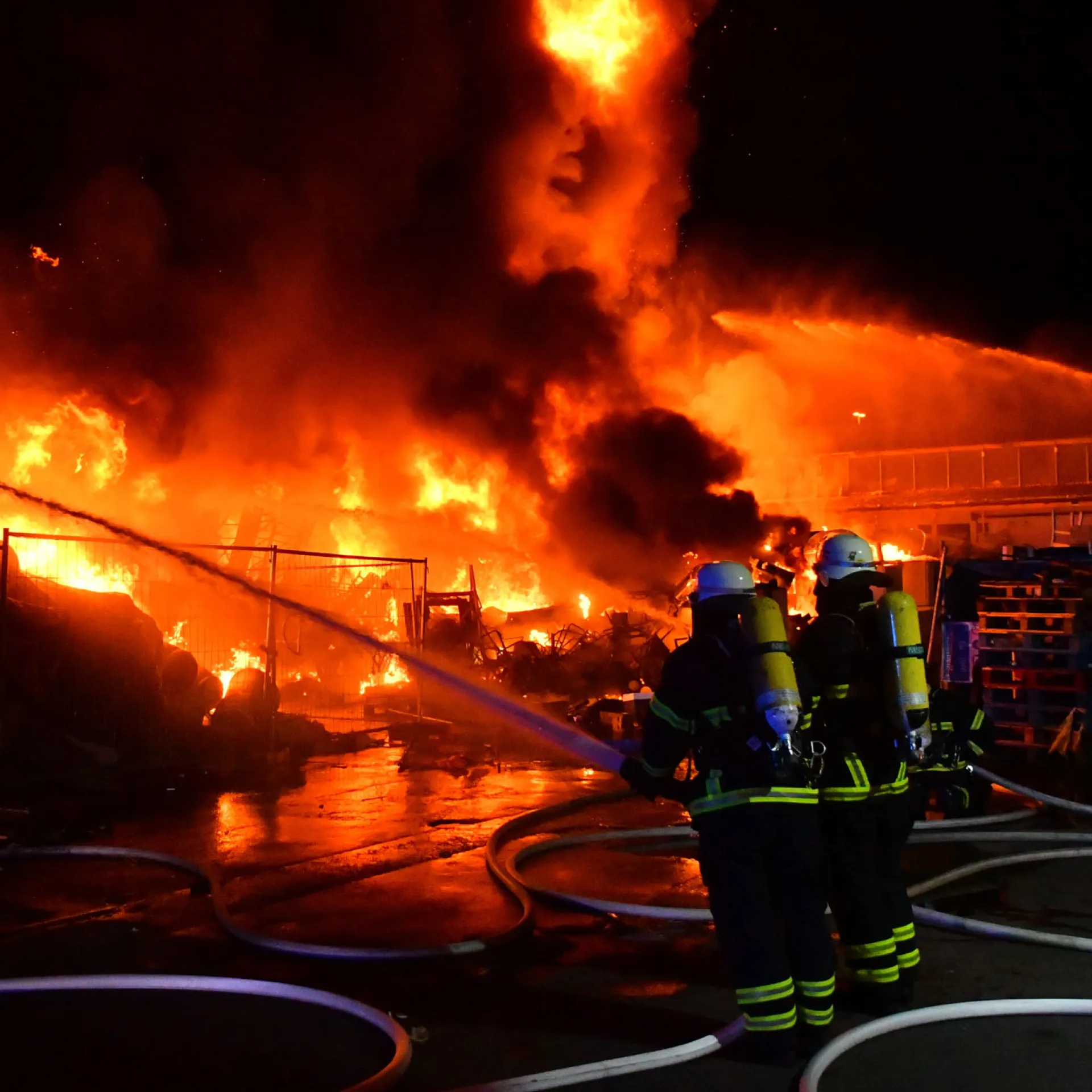 De brandweer blust de brand