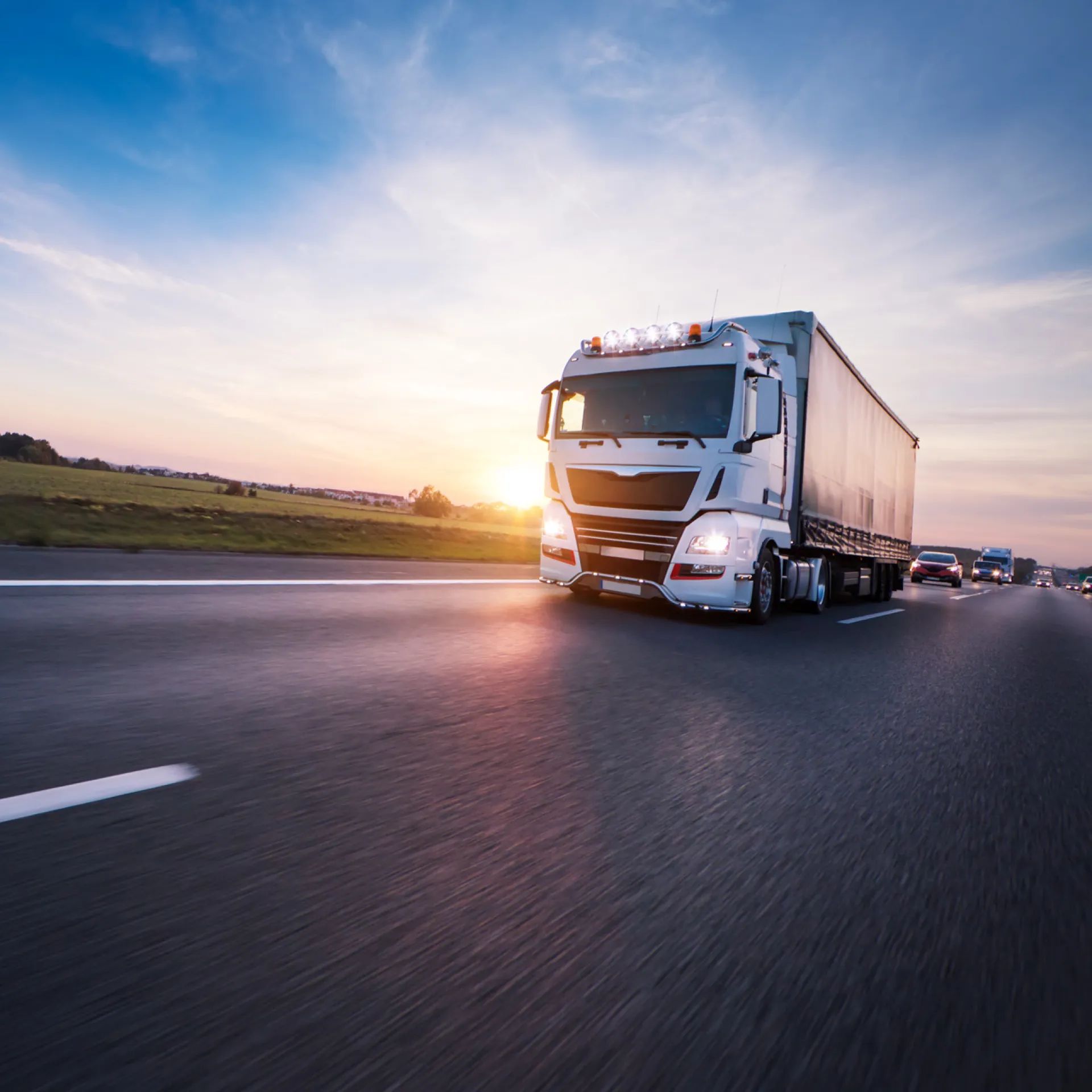 Vrachtwagen onderweg op de snelweg